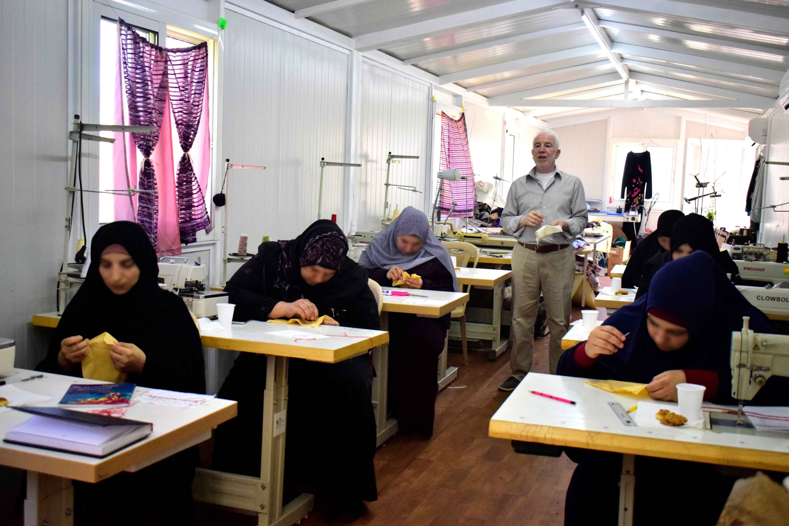 تعرف على دورة خياطة للفتيات والأرامل تقدمها كرماء في لبنان لتمكينهن من الاستقلال وتحقيق دخل. تبرع الآن لدعم هذا التغيير.