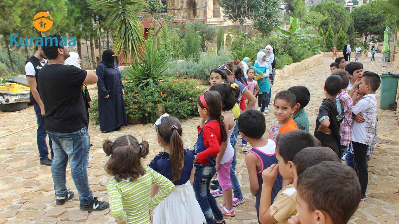 اكتشف كيف ساهمت رحلة كرماء إلى قرية بدر حسون البيئية في توعية 100 يتيم سوري بأهمية البيئة والصناعات الطبيعية