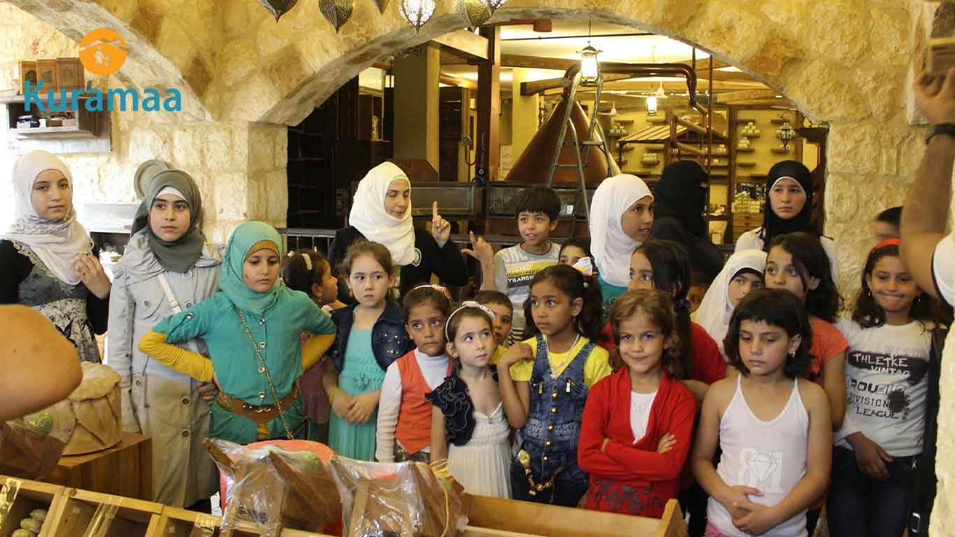 اكتشف كيف ساهمت رحلة كرماء إلى قرية بدر حسون البيئية في توعية 100 يتيم سوري بأهمية البيئة والصناعات الطبيعية