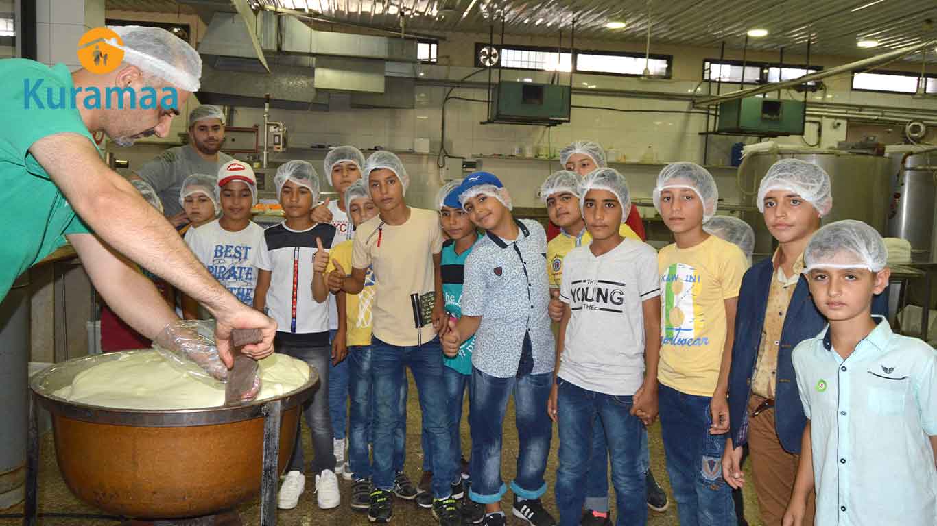نظمت كرماء رحلة تعليمية إلى معمل عجاج للألبان لـ70 طفلًا يتيمًا سوريًا، للتعرف على صناعة الألبان وزيادة الوعي الغذائي والصحي لديهم.