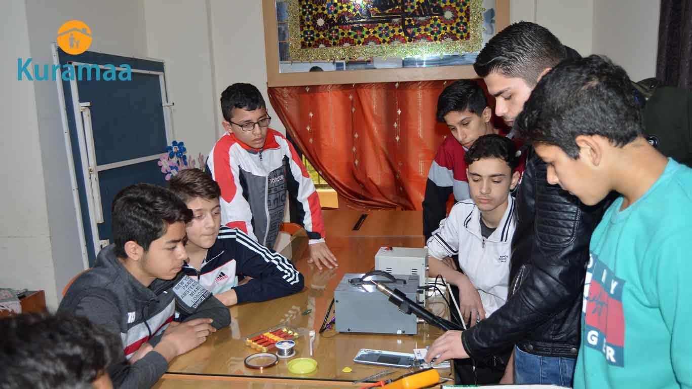 تعرف على دورة صيانة الموبايل من كرماء لليافعين الأيتام، واكتشف كيف تبني المهارات التقنية فرصًا مستقبلية للشباب النازحين.