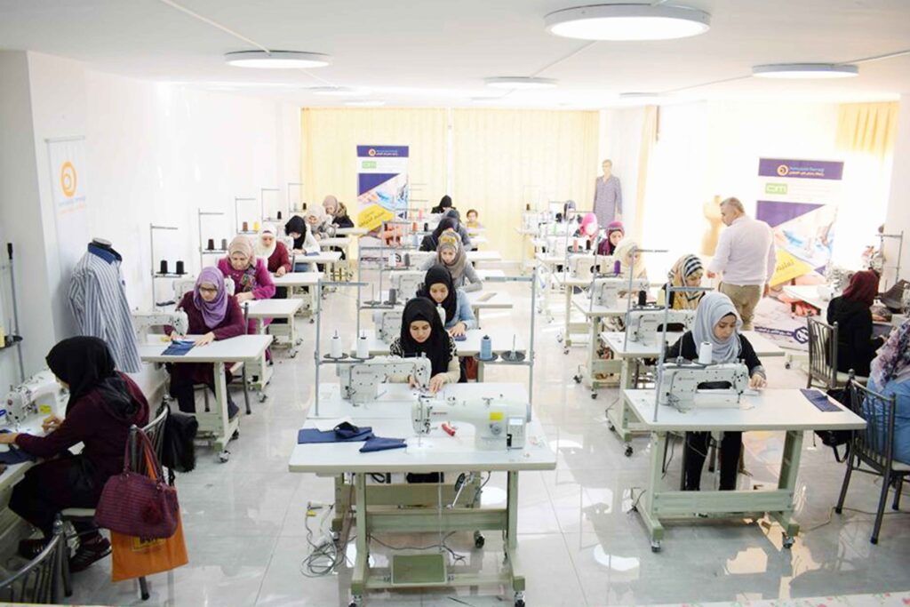تعرف على كيف غيّرت دورة خياطة في لبنان حياة 50 أرملة سورية مع منظمة كرماء، وساهمت في تمكينهن من الاستقلال والكسب الكريم.