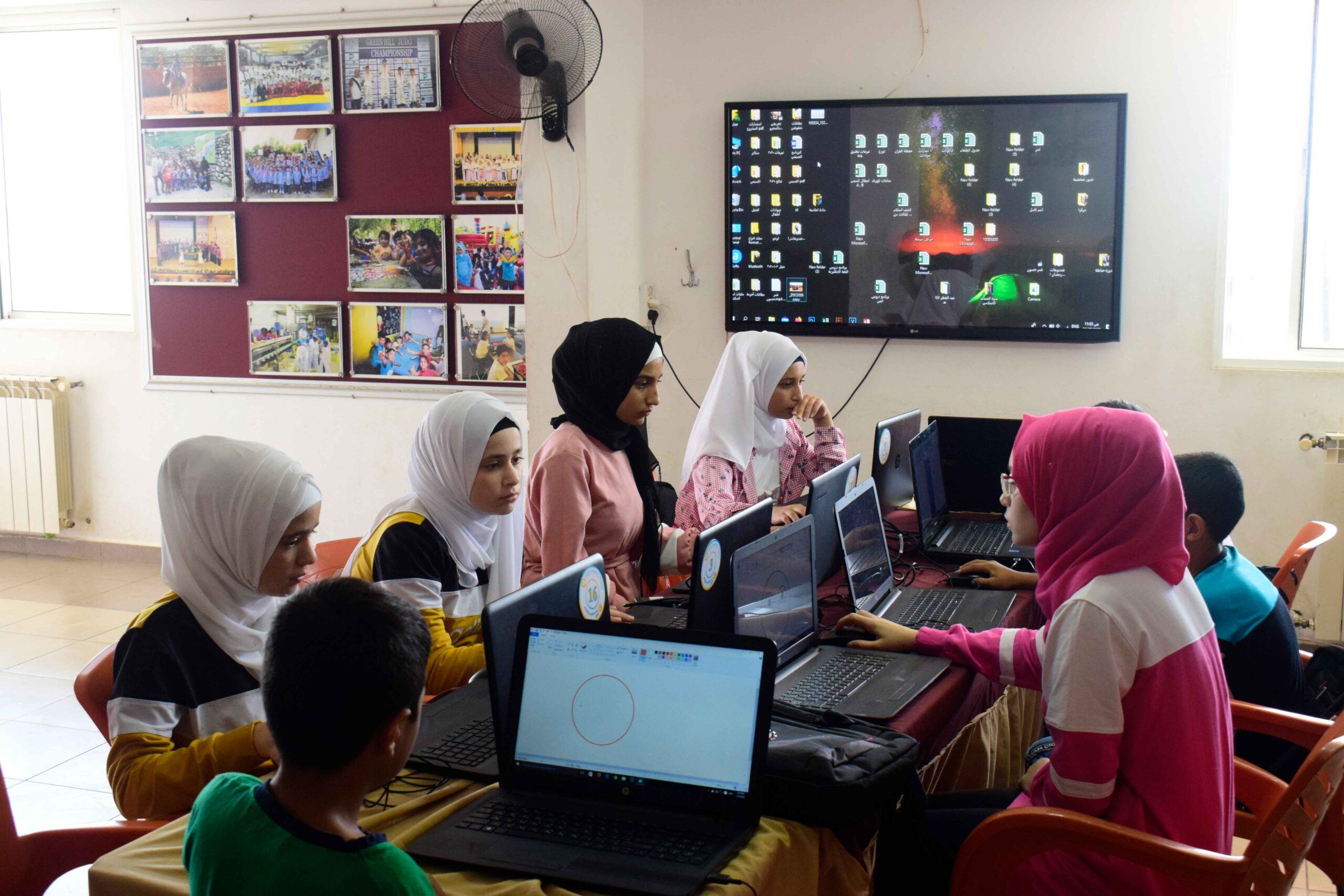 كمبيوتر-scaled.jpg برنامج التربية والتعليم في منظمة كرماء - Education & Learning Program at Kuramaa Organization