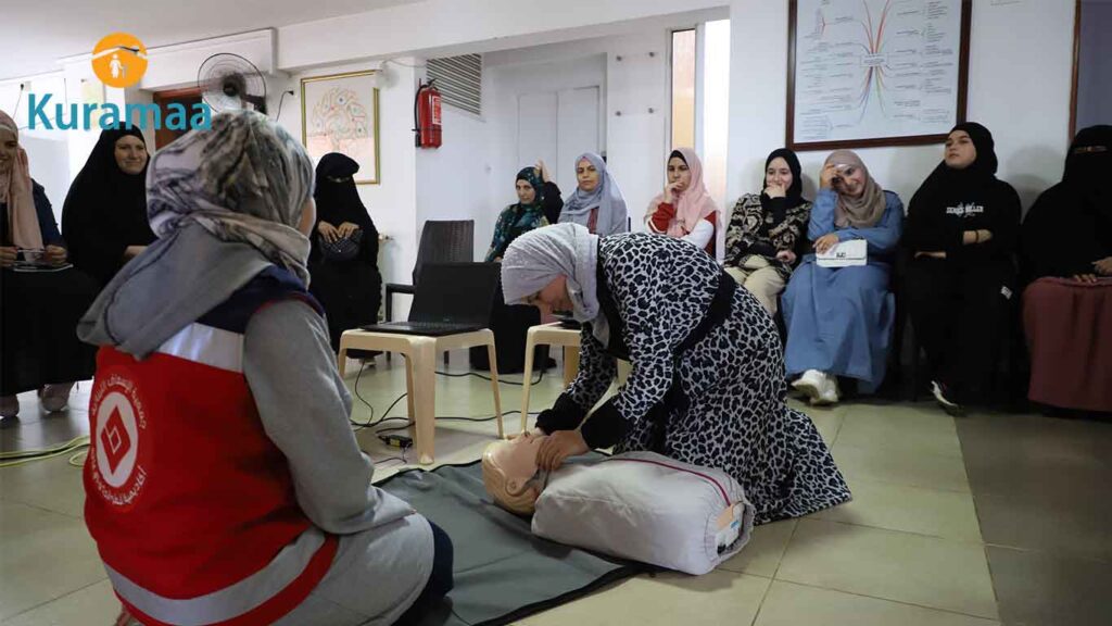 اكتشف كيف غيّرت دورة إسعافات أولية من حياة 50 أرملة سورية ضمن برنامج كرماء التعليمي. ساهم معنا في تمكينهن وإنقاذ الأرواح.