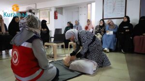 اكتشف كيف غيّرت دورة إسعافات أولية من حياة 50 أرملة سورية ضمن برنامج كرماء التعليمي. ساهم معنا في تمكينهن وإنقاذ الأرواح.