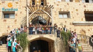 اكتشف كيف ساهمت رحلة كرماء إلى قرية بدر حسون البيئية في توعية 100 يتيم سوري بأهمية البيئة والصناعات الطبيعية