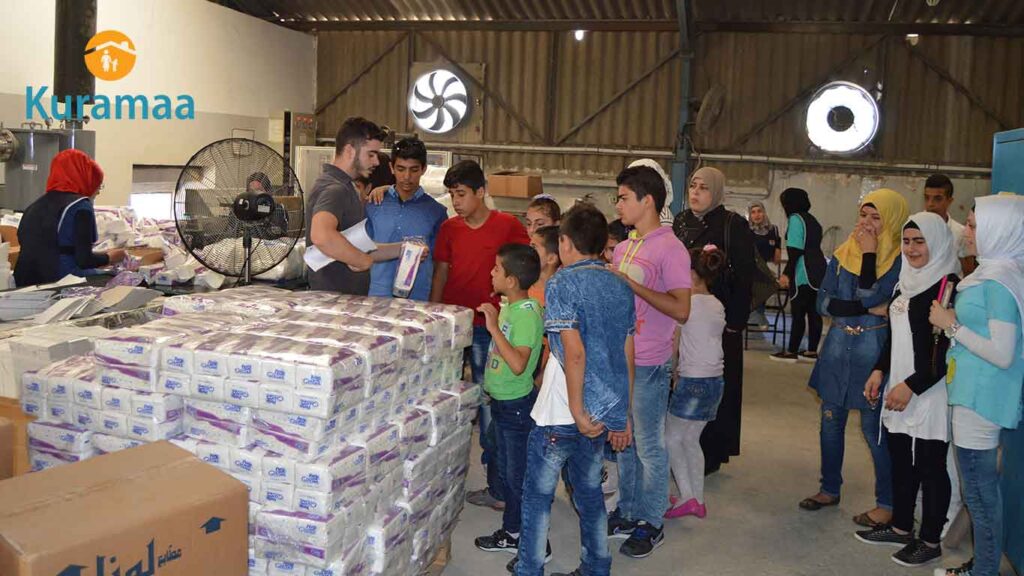 نظمت كرماء رحلة تعليمية إلى معمل المحارم بيرلا لـ100 طفل يتيم سوري في لبنان لتعزيز الوعي المهني والتفكير بالمستقبل الوظيفي.