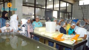 نظمت كرماء رحلة تعليمية إلى معمل عجاج للألبان لـ70 طفلًا يتيمًا سوريًا، للتعرف على صناعة الألبان وزيادة الوعي الغذائي والصحي لديهم.