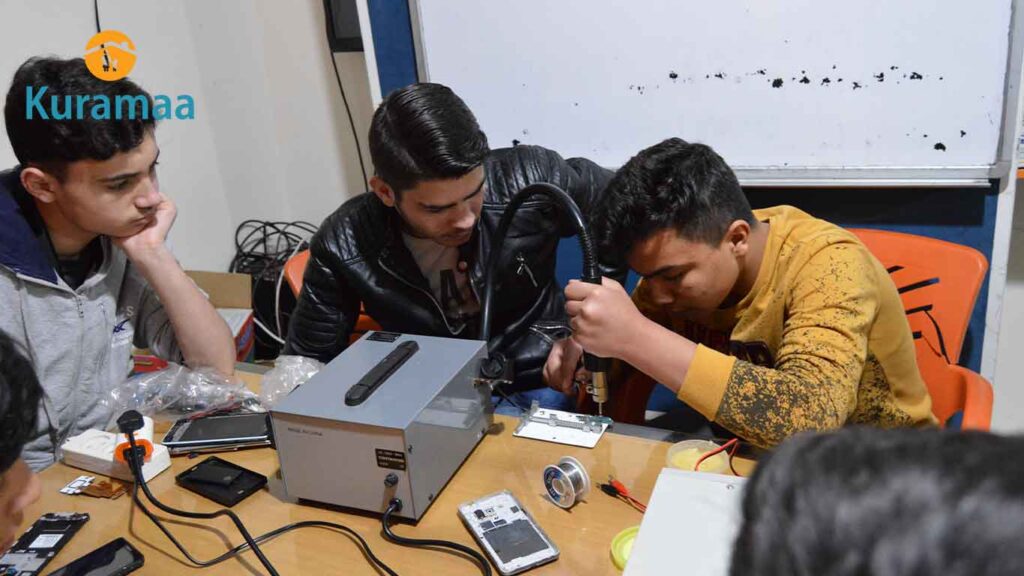 تعرف على دورة صيانة الموبايل من كرماء لليافعين الأيتام، واكتشف كيف تبني المهارات التقنية فرصًا مستقبلية للشباب النازحين.