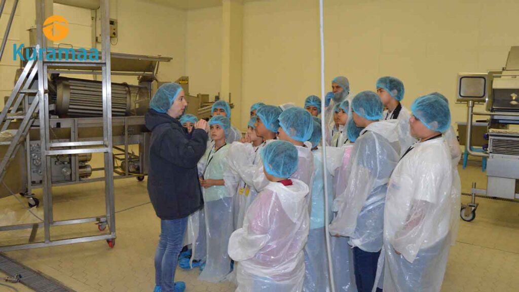 رحلة تعليمية ميدانية إلى معمل الدجاج ويلكو لـ 70 يتيمًا سوريًا نظمتها منظمة كرماء لتعريفهم بسلسلة إنتاج الغذاء والسلامة الغذائية.