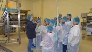 رحلة تعليمية ميدانية إلى معمل الدجاج ويلكو لـ 70 يتيمًا سوريًا نظمتها منظمة كرماء لتعريفهم بسلسلة إنتاج الغذاء والسلامة الغذائية.